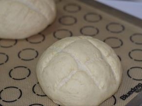 发酵好的面团取出，用割包刀画出井字形，没有割包刀可以用美工刀或者锋利的刀片。