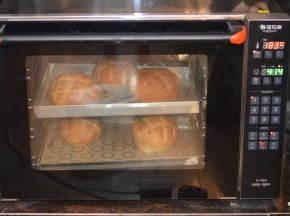 风炉预热180度，热风模式，20分钟即可。普通烤箱上管200度，下管150度，17到20分钟。