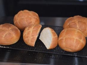 面包烤好后立即取出放入晾网上晾凉，吃不完的面包用保鲜袋密封装好，室温保存，尽快吃完。