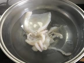 放锅中加料酒焯一下水。