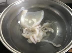 放锅中加料酒焯一下水。