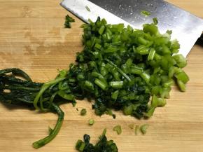 雪里蕻洗净切碎。