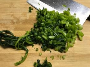 雪里蕻洗净切碎。