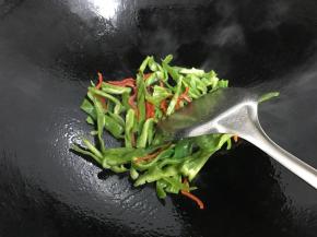 锅中倒少许油放入青、红椒炒一下，盛出。