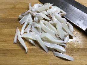 把焯水后的墨鱼切条状。