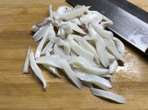 把焯水后的墨鱼切条状。