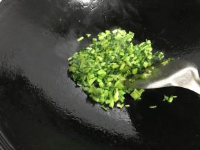 再把雪里蕻炒一下盛出。