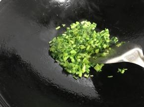 再把雪里蕻炒一下盛出。