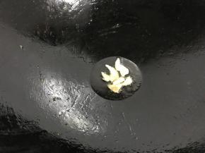 锅中再次倒入少许油，爆香老姜。