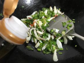 加入适量生抽后加少许水煮开。