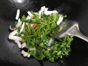 加放入雪里蕻和青红椒一下翻炒。