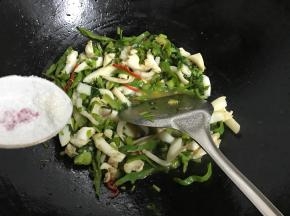 最后加入少许糖调味后即可出锅。