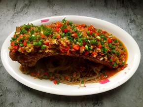 将锅里剩的浇头全部淋在排骨上，撒上葱花即可食用。