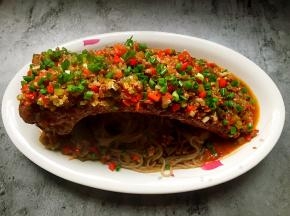 将锅里剩的浇头全部淋在排骨上，撒上葱花即可食用。