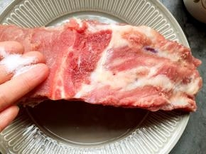 排骨洗净均匀抹上食盐腌制半小时。