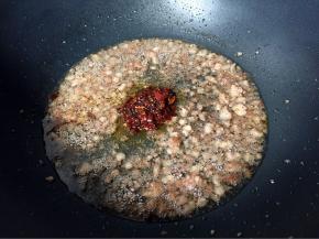 加入一勺豆瓣酱炒出香味。