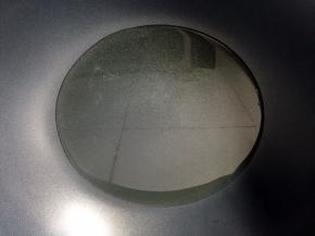 热锅倒油烧至八成热。