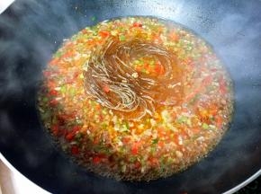 放入粉丝小火煮至熟软。