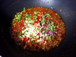 放入除小葱外的所有配菜翻炒均匀。