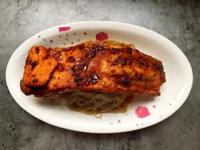 放上烤好的排骨。