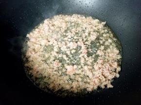 放入肉末煸干水分。