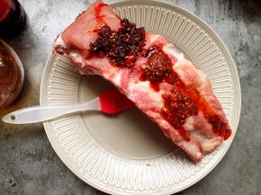 再舀上几勺辣椒油用刷子涂抹均匀。