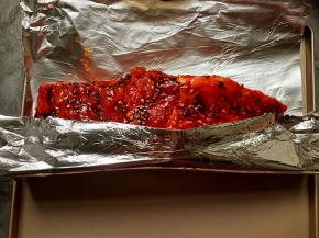 腌制好的排骨用锡纸包好。烤箱220度预热10分钟，放入排骨烤60-80分钟，中途需要拿出换1-2次锡纸。