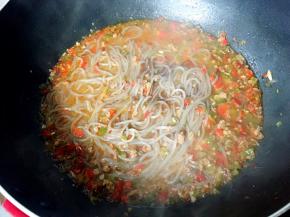 起锅前加入适量生抽和醋翻炒均匀。