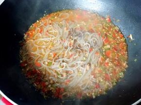 起锅前加入适量生抽和醋翻炒均匀。