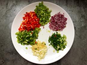 将各种配菜切好如图。