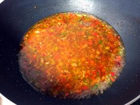 加入适量清水煮开。