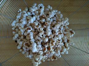 爆好的爆米花盛出