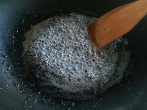 熬焦糖，另起锅，倒入清水白糖，小火慢慢熬知道呈褐色