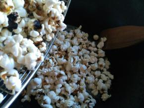 倒入爆米花快速翻炒至裹满焦糖即可