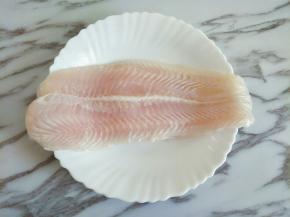 龙利鱼柳洗净，用厨房纸巾吸掉水分