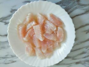 加入盐、胡椒粉、蛋清抓匀腌制15分钟