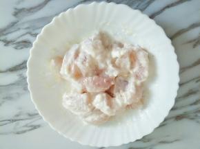 加入两三勺淀粉抓匀