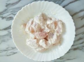 加入两三勺淀粉抓匀