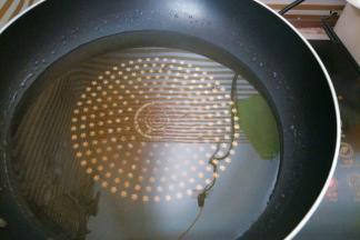 锅烧热，加入适量油