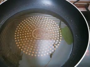 锅烧热，加入适量油