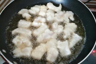 油温升高的时候放入鱼柳炸熟