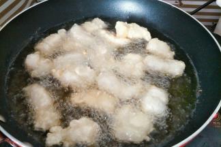 捞出，待油温升高再复炸一遍