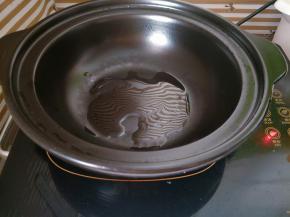 锅烧热，加入一勺油