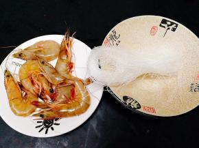 准备好食材，黄虾，粉丝