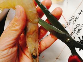 开始外理虾，先用剪刀从背上剪开