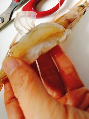 取出筋，去壳，尾巴那截壳可以留着