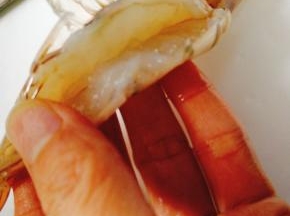 取出筋，去壳，尾巴那截壳可以留着
