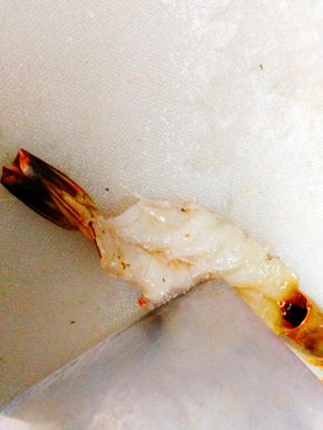 用刀再敲下，这样蒸时虾不会卷起来