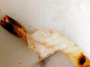 用刀再敲下，这样蒸时虾不会卷起来