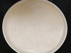 将泡好的粉丝沥水摆盘，粉丝比较长，我有剪几段